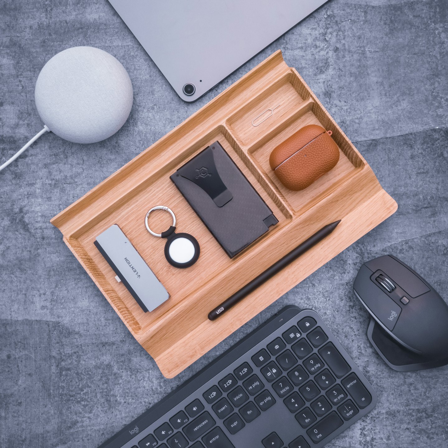 Moderne Technik-Gadgets, ordentlich in einem Holzschreibtisch-Organizer arrangiert.