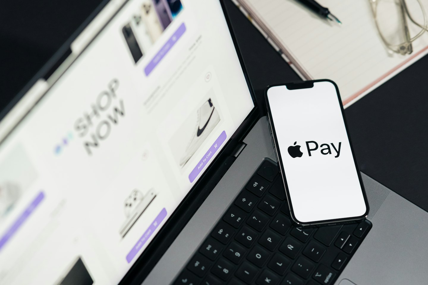 Laptop und Smartphone mit Online-Shopping- und mobilen Zahlungsoptionen.