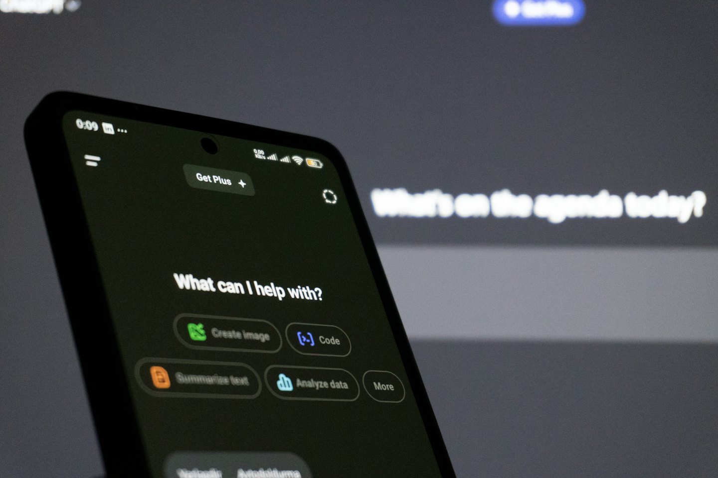 Smartphone-Bildschirm mit einer KI-Assistentenoberfläche und Aufgabenoptionen.